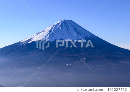 (Yamanashi Prefecture) Superb view of Mt. Fuji seen from the ridgeline of Mt. Odake 101027732