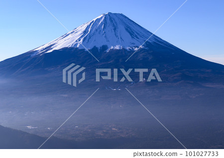 (Yamanashi Prefecture) Superb view of Mt. Fuji seen from the ridgeline of Mt. Odake 101027733