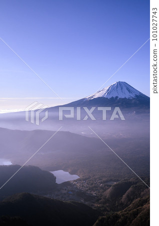 (Yamanashi Prefecture) Superb view of Mt. Fuji seen from the ridgeline of Mt. Odake (Yamanashi Prefecture) Superb view of Mt. Fuji seen from the ridgeline of Mt. Odake 101027743