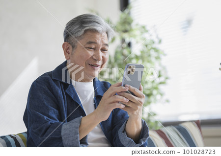 Senior men who operate smartphones 101028723