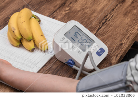 [Housewife measuring blood pressure Low] 101028806