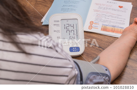 [Housewife measuring blood pressure Normal] 101028810