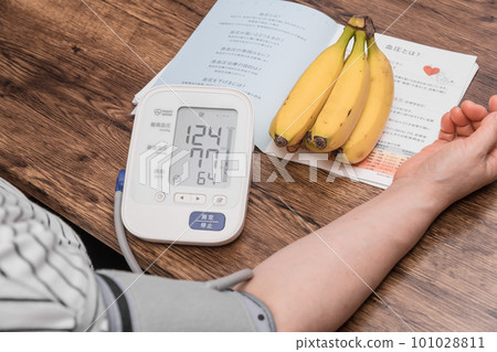 [Housewife measuring blood pressure Normal] 101028811