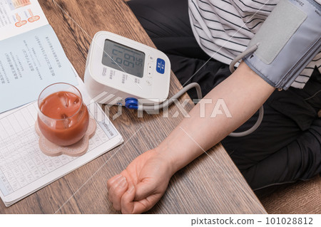 [Housewife measuring blood pressure high] 101028812