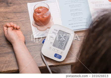 [家庭主婦測量血壓正常] 101028813