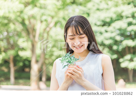 拿著植物微笑的日本女人 101028862
