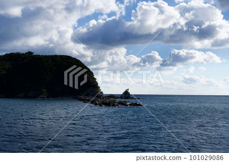 View from the ferry departing from Toshijima (Toba City, Mie Prefecture) 101029086