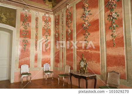 拉脫維亞Rundle宮殿之間的玫瑰 101029270