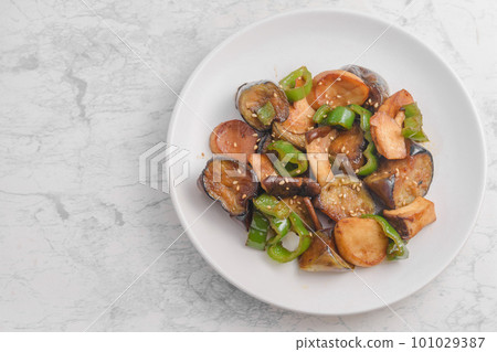 炒茄子、杏鮑菇和辣椒 101029387