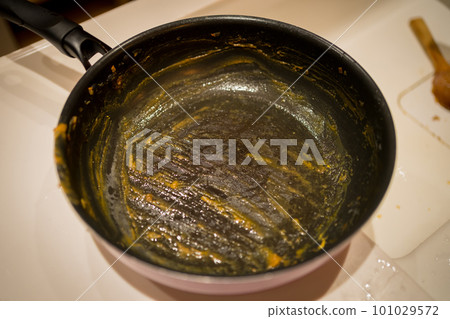 用咖哩蓋的煎鍋 用咖哩蓋的煎鍋 101029572