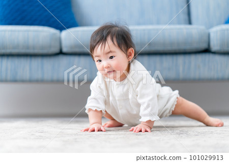 嬰兒爬行坐著微笑 101029913