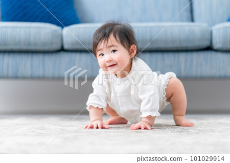 嬰兒爬行坐著微笑 101029914