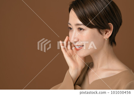 A woman who feels the moisture in her skin Beauty A woman who feels the moisture in her skin Beauty 101030456