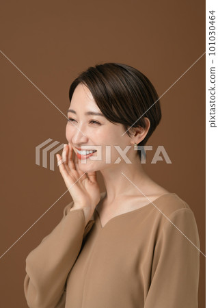 A woman who feels the moisture in her skin Beauty 101030464