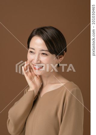 感受肌膚滋潤的女性 Beauty 101030465