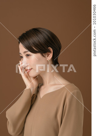 感受肌膚滋潤的女性 Beauty 101030466