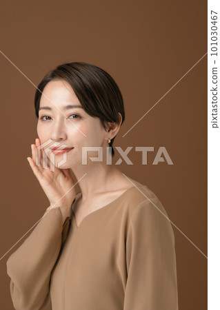 A woman who feels the moisture in her skin Beauty 101030467