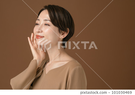 A woman who feels the moisture in her skin Beauty 101030469