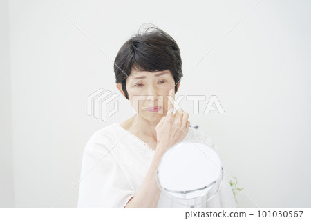 一位中年婦女擔心看鏡子裡自己的臉 101030567