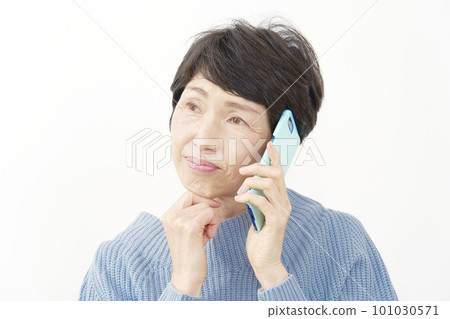 中年婦女在思考時打電話給智能手機 白色背景 101030571