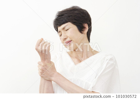 A middle-aged woman with a sore hand White background 101030572