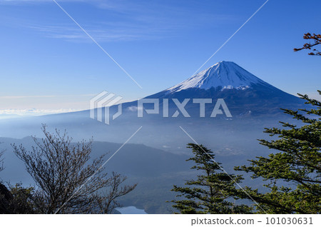(Yamanashi Prefecture) A superb view of Mt. Fuji seen from the Misaka Mountains/Mt. 101030631
