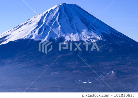 (Yamanashi Prefecture) A superb view of Mt. Fuji seen from the Misaka Mountains/Mt. 101030635