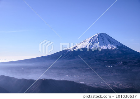 (Yamanashi Prefecture) A superb view of Mt. Fuji seen from the Misaka Mountains/Mt. 101030637