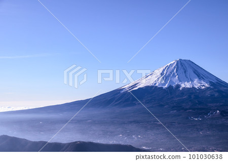 (Yamanashi Prefecture) A superb view of Mt. Fuji seen from the Misaka Mountains/Mt. 101030638