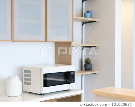 新建共享房屋中常見的明亮廚房空間 101030685