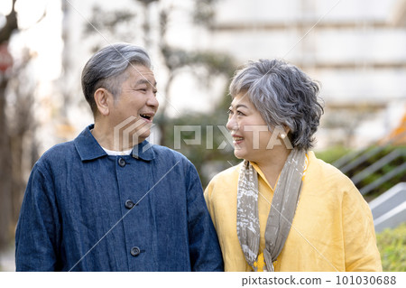 60 多歲的微笑夫婦 101030688