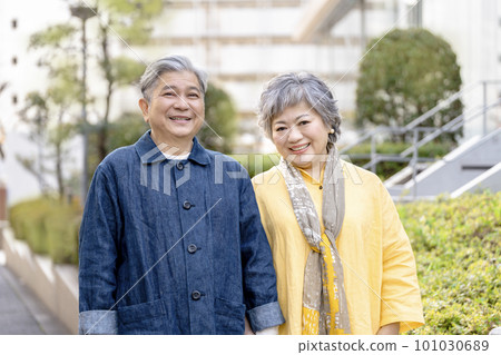 一對 60 多歲的夫婦相擁而笑 101030689