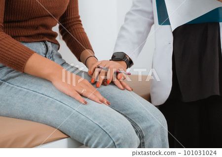 a doctor put her hand above the patient's hand 101031024