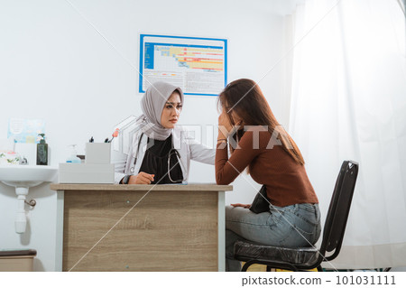 a female doctor look at the female patient that got headache 101031111
