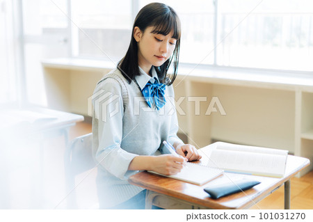 上學的女生上課 101031270