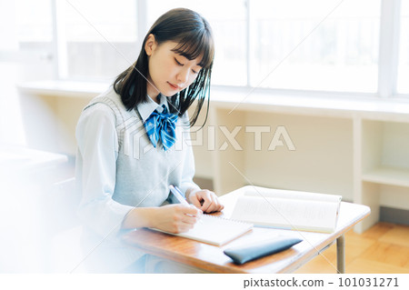 上學的女生上課 101031271