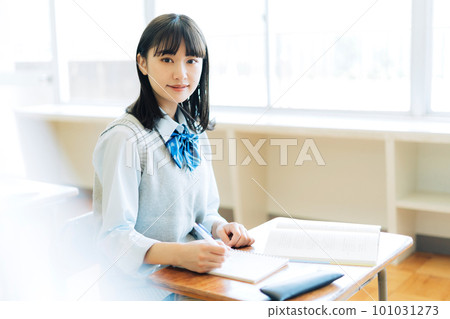 上學的女生上課 101031273