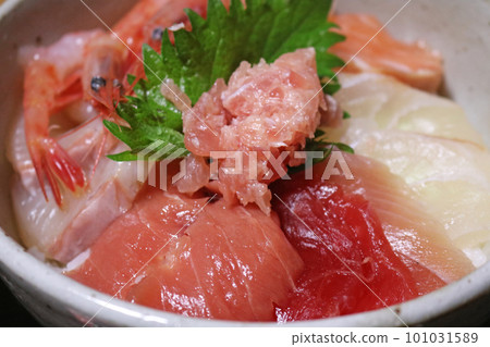 Seafood rice bowl full of fatty sashimi Seafood rice bowl full of fatty sashimi 101031589