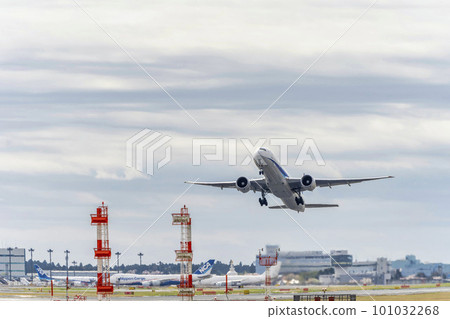春天的機場風景 千葉縣成田市起飛的飛機 101032268