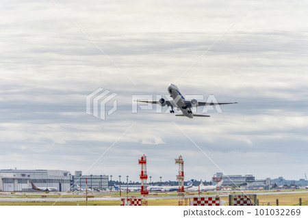 春天的機場風景 千葉縣成田市起飛的飛機 101032269