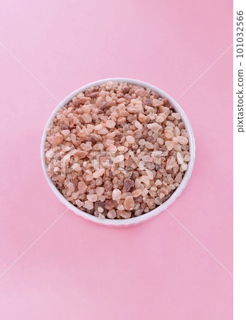 Flatly Pink Himalayan Rock Salt, Halite In White Ceramic Bowl On Pink Background. Top View Vertical Plane, Copy Space For Text. High quality photo Flatly Pink Himalayan Rock Salt, Halite In White Ceramic Bowl On Pink Background. Top View Vertical Plane, Copy Space For Text. High quality photo 101032566