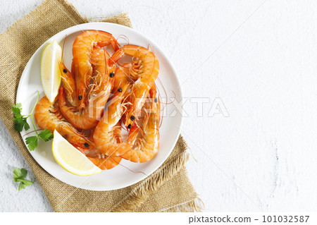 Cooked shrimps with seasoning and lemon. 101032587