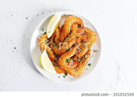 Cooked shrimps with seasoning and lemon. 101032589