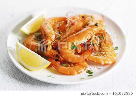 Cooked shrimps with seasoning and lemon. 101032590