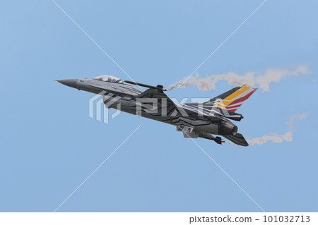 比利時空軍F-16展示隊低速飛行 101032713