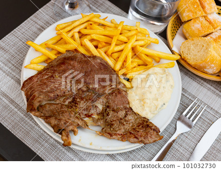 Bistec al roquefor, grilled roquefort steak 101032730