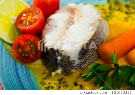 Hake with vegetable pate 101033352
