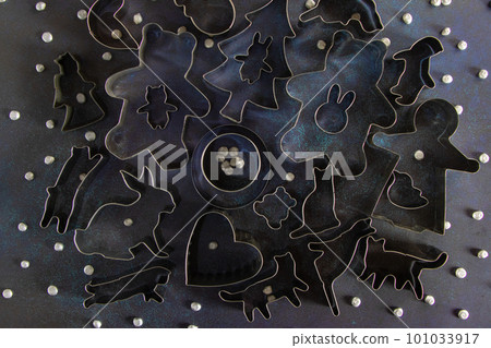 Picture book-like retro cookie cutters and tart stones 101033917