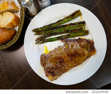 Entrecote with baked asparagus 101034545