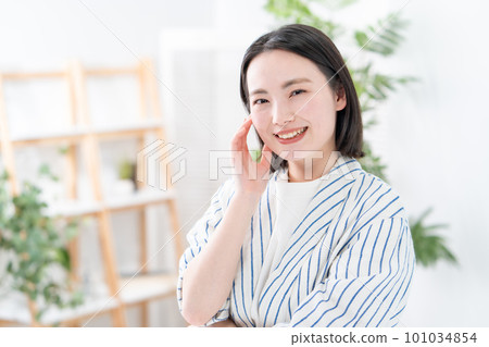 Woman beauty moisturizing smile Woman beauty moisturizing smile 101034854